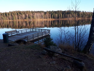 Obraz premium A bench by the lake - Oslo, lake Sognsvann 