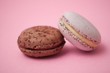 Obraz na płótnie Canvas Closeup of french macarons on pink background