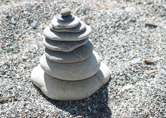 Fototapeta na wymiar pyramid of stones on a sandy beach