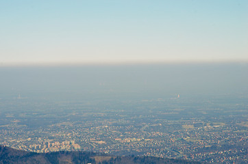 Fototapeta na wymiar Straszliwy smog nad miastem