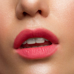 Obraz premium Glamour Magenta Gloss Lip Make-up. Fashion Makeup Beauty Shot. Close-up Female Sexy Full Lips with Celebrate Pink Gloss.