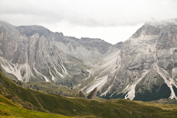 Wanderung im Herbst in den Dolomiten mit schöner Bergkulisse der Seceda im Grödner Tal in Südtirol Italien in Europa. Nebel und Wolken. Felswand