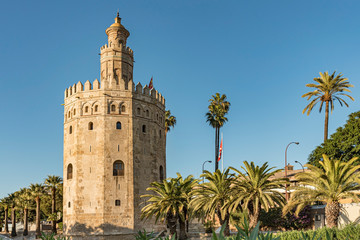 Obraz premium Widok na Złotą Wieżę w Sewilli, Andaluzja, Hiszpania. Używany jako wojskowa mauretańska wieża strażnicza wzdłuż rzeki Gwadalkiwir