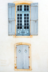 Fototapeta na wymiar Picturesque windows with shutters in historic center of Avignon, Provence