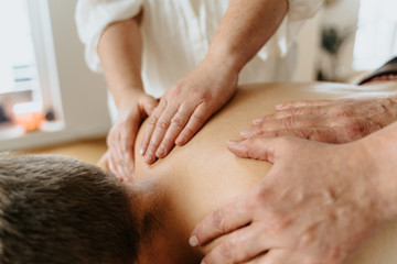 Fototapeta na wymiar Massage - Hände massieren einen Rücken