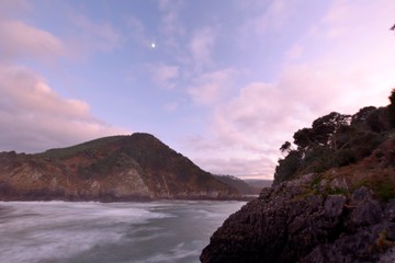 Fototapeta na wymiar Desembocadura del río Nansa en el mar Cantábrico en Val de San Vicente Cantabria