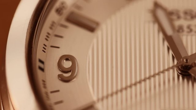 時を刻む腕時計の秒針