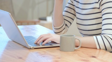 パソコンを使う女性