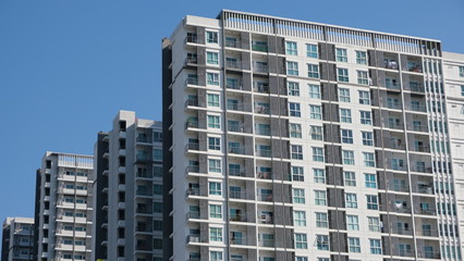 Fototapeta premium Modern building soar into blue sky