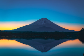Fototapeta na wymiar 富士山と朝焼け