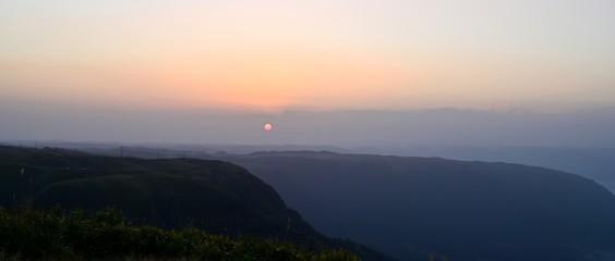 雲海と朝焼けに沿まる阿蘇の情景＠熊本