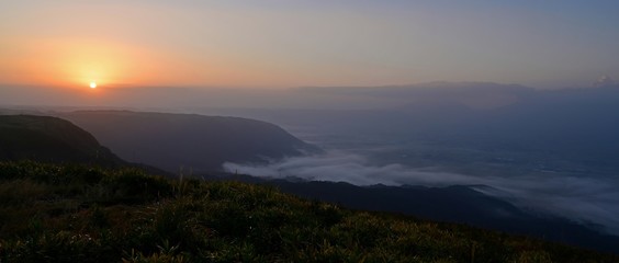 雲海と朝焼けに沿まる阿蘇の田園風景＠熊本