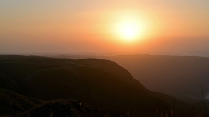 雲海と朝焼けに沿まる阿蘇の情景＠熊本