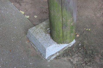 下端を支える石(礎盤/双盤/柱礎)とずれた柱