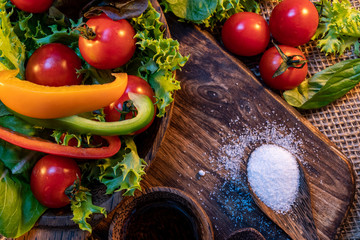  vegetables to prepare mixed salad with salt and olive oil