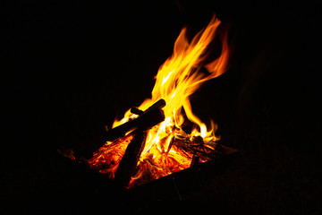 キャンプ場での焚き火