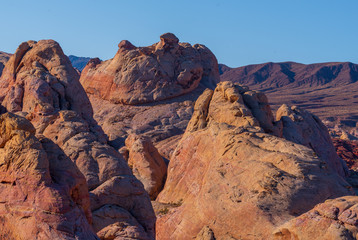 Obraz premium Landscape of large multi-colored rock formations at Valley of Fire State Park in Nevada