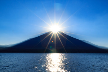 山中湖から望むダイヤモンド富士