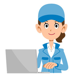 ノートパソコンを操作しながら指で数字を示す、スーツ姿の女性