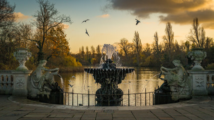 Fototapeta na wymiar Fountain in Italian Gardens - Kensington Gardens, London