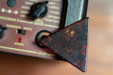 Triangular pick on Travel Speaker