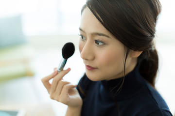 若い女性　メイク