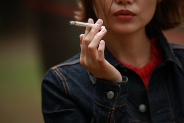 Obraz premium 喫煙する女性