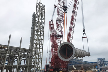 Installation of distillation column at an oil refinery.
