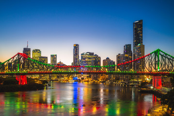 Obraz premium brisbane with story bridge in australia at night