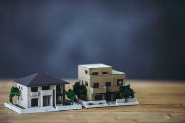 住宅模型とグレー背景