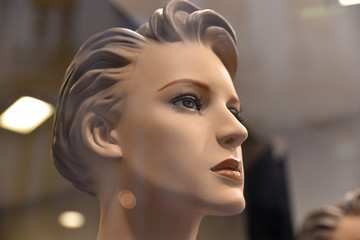 Naklejka premium Mannequin mode féminine en vitrine