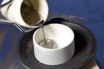 Pouring molten lead in ceramic ware. Heat-resistant ceramics.