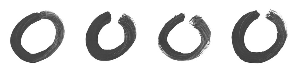4 schwarze Kreise gemalt mit einem Pinsel