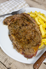entrecôte de boeuf grillée et frites dans une assiette
