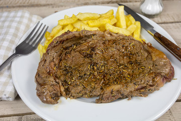 entrecôte de boeuf grillée et frites dans une assiette
