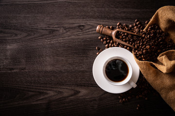 ホットコーヒーとコーヒー豆