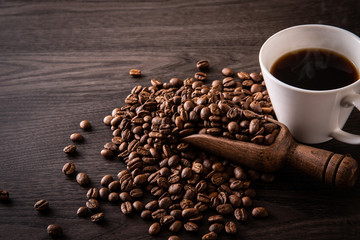 ホットコーヒーとコーヒー豆