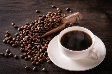 ホットコーヒーとコーヒー豆