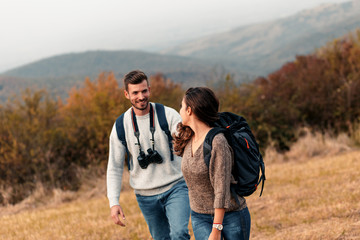 Obraz premium Young couple enjoying hiking together in nature.
