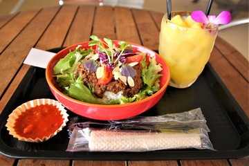 沖縄のタコライスとマンゴージュース