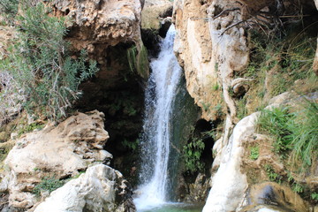 hermoso rio  con aguas critalina situado en barranco blanco malaga 