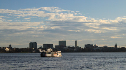 Naklejka premium Hamburg; Außenalster mit Alsterdampfer