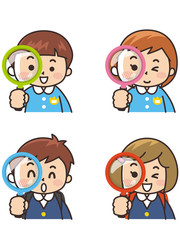 保育園児と小学生が虫眼鏡で覗いている