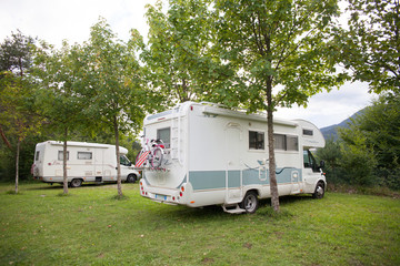 Camper parcheggiati all'interno di un campeggio