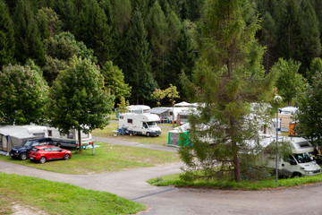 Camper parcheggiati all'interno di un campeggio