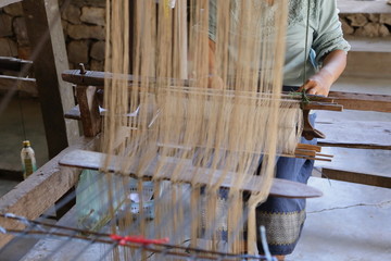 ラオスシルクの機織り工場