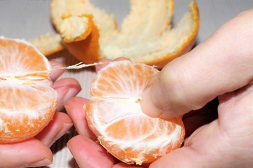 ミカンを食べている高齢の女性