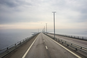 Fototapeta na wymiar Fahrt über die Öresundbrücke zwischen Kopenhagen und Malmö