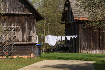 auf einem alten Bauerhof ist Wäsche auf einer Leine