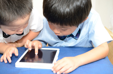 タブレットを見る子供